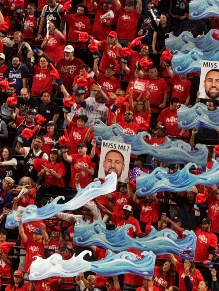 开云官网-乱我道心？库里首次罚球时 快船球迷墙晒克莱“想我了吗？”照片